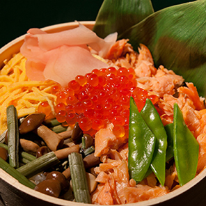 鮭わっぱ飯。創業以来40年間お出ししている当店の看板メニュー。わっぱ蒸篭（セイロ）の上に山海の幸を乗せ蒸した新潟の郷土料理です。