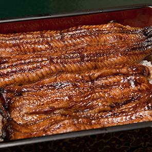 特選うな重。ご注文頂いてから活鰻を裂き、白焼きから蒸し、タレ焼と丁寧に焼き上げます。柔らかな口当たりのうなぎの醍醐味を是非に。