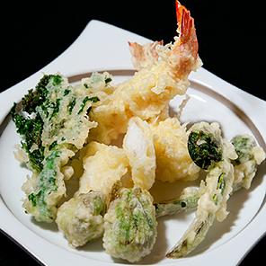 天麩羅の盛り合わせ。四季折々の魚介、野菜、山菜など素材の持ち味をそのまま衣の中に閉じ込めたっぷりの油の中でからりと揚げます。