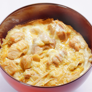 翠鶏の親子丼。にいがた地鶏をたっぷりと玉子の中に閉じ込めました。牛蒡との相性も抜群、地鶏の味と香りをお召し上がりください。